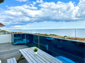 Stunning Panoramic Sea View Beach Location - Sleeps up to 4 People - Free Parking - The Best Beach! - Great Location - Fast WiFi - Smart TV - Newly decorated - sleeps up to 4! Close to Bournemouth & P